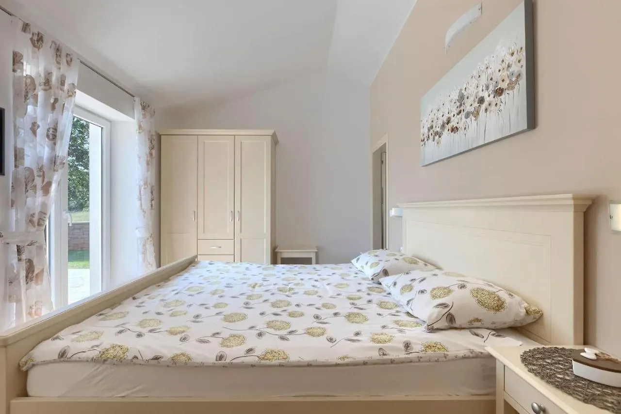 Activity Villa Gardenia With Pool In Tinjan Srbinjak Croatia