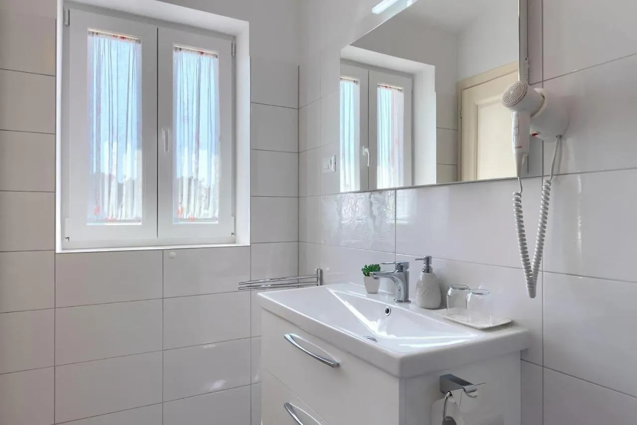 Activity Villa Gardenia With Pool In Tinjan Srbinjak 0*,  Croatia